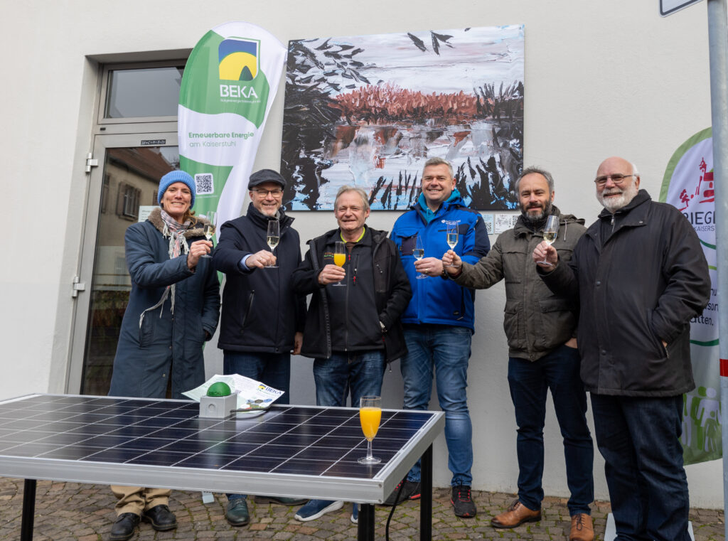 Irina Wellige (Klimaschutzmanagerin der Gemeinde Riegel, Daniel Kietz (Bürgermeister der Gemeinde Riegel, Reinhard Schwörer (Zimmerer Schwörer), Markus Bawolski (M³ GmbH Gerüstbau), Bernd Schmidt (Vorstand Technik BEKA ), Bernhard Schwan(Verantwortlicher der aktiven Orstgruppe Riegel für die Planung/Umsetzung der PV-Anlage)