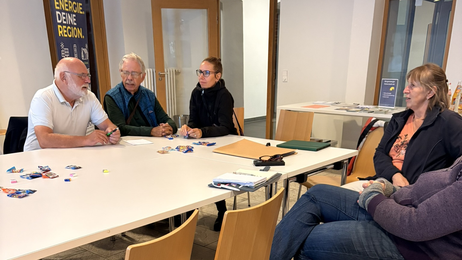 Gesprächsrunde beim BEKA-Vortrag über private Photovoltaikanlagen im Saal Landolin in Riegel